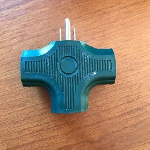NWOT Green Woods 3 Outlet Adapter